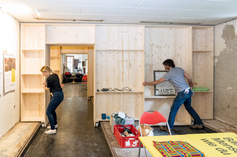 Studierende schaffen soziale Räume in einer alten Kegelbahn